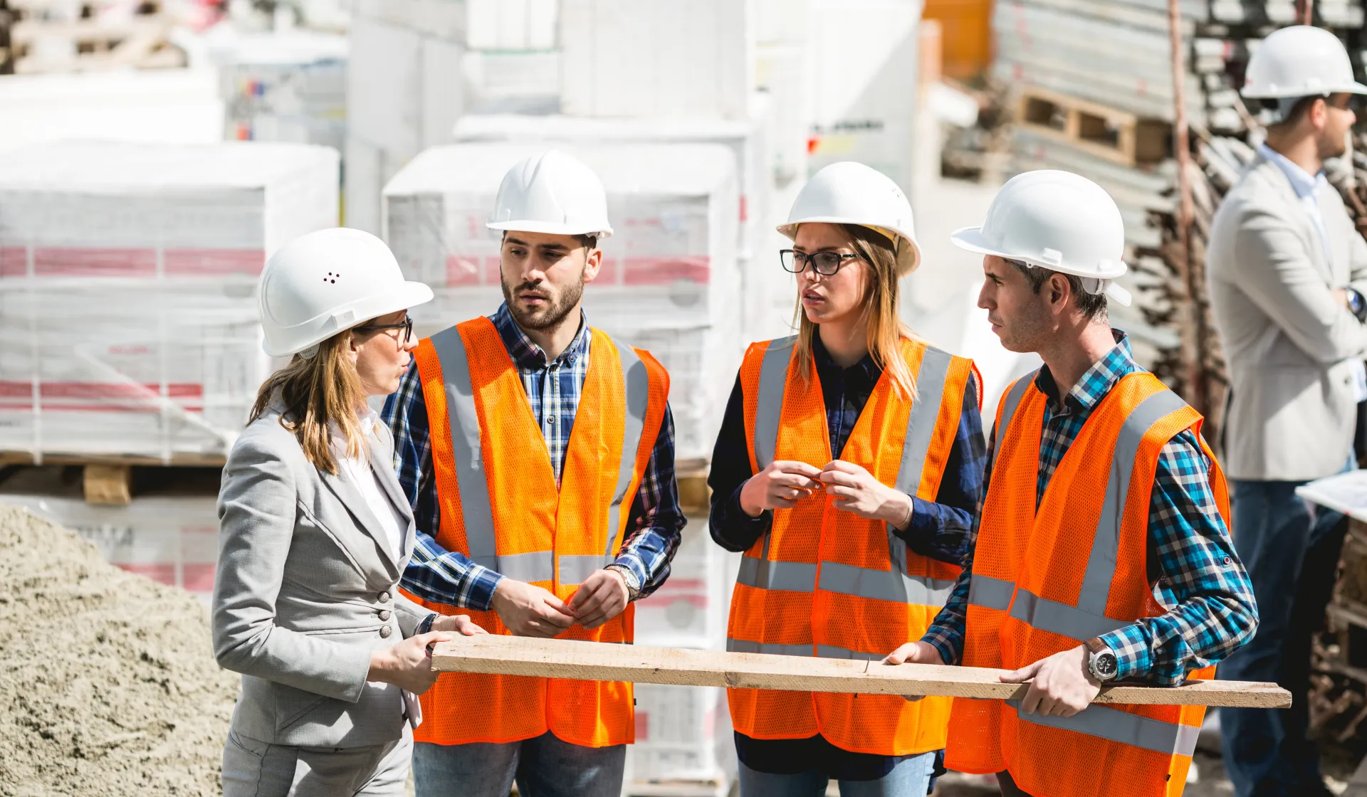 Tradesman contractor reviewing a project with homeowners after connecting through LeadGulls digital marketing campaigns.